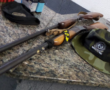 Polícia Ambiental prende dupla e apreende armas para caça na área rural de Tijucas do Sul, na RMC