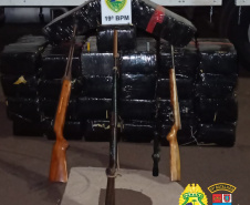 PM verifica denúncia em sítio e descobre 490 quilos de maconha, armas e cigarros contrabandeados em Toledo (PR)