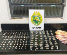 Em Londrina, PM apreende drogas, dinheiro e evita que ilícitos sejam jogados na PEL I em situações distintas