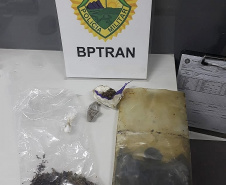 Caminhonete equipada com giroflex é apreendida pelo BPTran no Centro de Curitiba; motorista estava bêbado