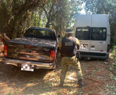 BPFron apreende carros e 9 mil de pacotes de cigarro contrabandeado do Paraguai em Terra Roxa (PR)