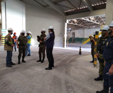 Policiais militares ambientais prestam apoio ao Exército na fiscalização de nitrato de amônio em Paranaguá
