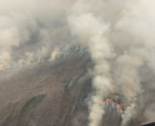  Helicóptero da PM auxilia no combate a incêndio em Ilha Grande