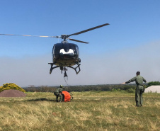  Helicóptero da PM auxilia no combate a incêndio em Ilha Grande