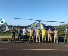  Helicóptero da PM auxilia no combate a incêndio em Ilha Grande