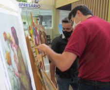 Exposição apresenta obras pintadas por presos de Cascavel