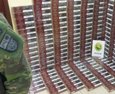 No Oeste do estado, PM apreende sete malas carregadas com cigarros contrabandeados