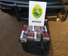 No Oeste do estado, PM apreende sete malas carregadas com cigarros contrabandeados