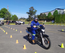 BPTran faz instrução de direção defensiva com motociclistas durante a Semana Nacional de Trânsito