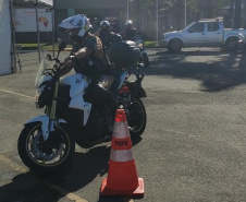 BPTran faz instrução de direção defensiva com motociclistas durante a Semana Nacional de Trânsito