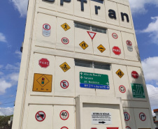  BPTran cria mosaico com placas de sinalização de trânsito para caracterizar identidade visual da unidade 