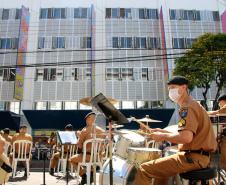Banda da PM faz apresentação para pacientes do Hospital Pequeno Príncipe em comemoração ao Dia das Crianças