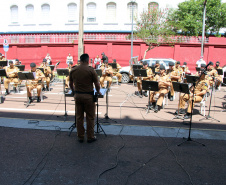 Banda da PM faz apresentação para pacientes do Hospital Pequeno Príncipe em comemoração ao Dia das Crianças
