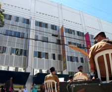 Banda da PM faz apresentação para pacientes do Hospital Pequeno Príncipe em comemoração ao Dia das Crianças