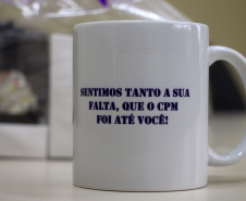 Colégio da Polícia Militar presta homenagem aos professores com entrega de mimo em casa