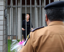 Colégio da Polícia Militar presta homenagem aos professores com entrega de mimo em casa