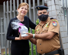 Colégio da Polícia Militar presta homenagem aos professores com entrega de mimo em casa