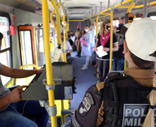 Policiais femininas fazem blitz de conscientização sobre prevenção ao câncer de mama em rodovia da RMC