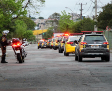 Bloqueios de trânsito do BPTran resulta no recolhimento de 48 carros e na prisão de 10 pessoas em Curitiba