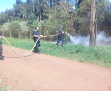 Agentes brigadistas apagam incêndio em carro que estava próximo à Penitenciária Estadual de Foz do Iguaçu