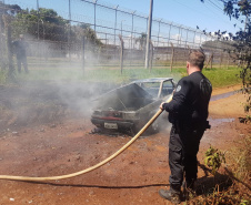 Agentes brigadistas apagam incêndio em carro que estava próximo à Penitenciária Estadual de Foz do Iguaçu