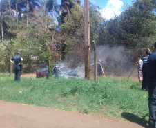 Agentes brigadistas apagam incêndio em carro que estava próximo à Penitenciária Estadual de Foz do Iguaçu
