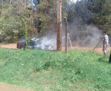 Agentes brigadistas apagam incêndio em carro que estava próximo à Penitenciária Estadual de Foz do Iguaçu