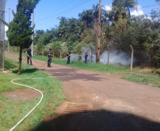 Agentes brigadistas apagam incêndio em carro que estava próximo à Penitenciária Estadual de Foz do Iguaçu
