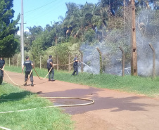 Agentes brigadistas apagam incêndio em carro que estava próximo à Penitenciária Estadual de Foz do Iguaçu