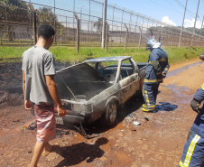 Agentes brigadistas apagam incêndio em carro que estava próximo à Penitenciária Estadual de Foz do Iguaçu