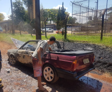 Agentes brigadistas apagam incêndio em carro que estava próximo à Penitenciária Estadual de Foz do Iguaçu