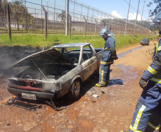 Agentes brigadistas apagam incêndio em carro que estava próximo à Penitenciária Estadual de Foz do Iguaçu