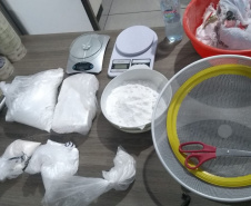 Mais de três quilos de cocaína são apreendidos pela PM em casa usada como refinaria de drogas em Cascavel 