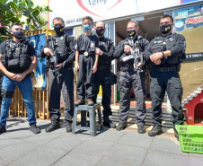 Em Cascavel, agentes do SOE homenageiam criança protetora dos animais e são homenageados pelo garoto