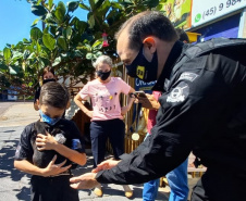 Em Cascavel, agentes do SOE homenageiam criança protetora dos animais e são homenageados pelo garoto