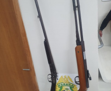 Em Ponta Grossa (PR), PM apreende três armas de fogo e 120 gramas de maconha em situações distintas
