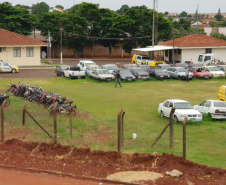 Segurança Pública e Polícia Militar limpam pátio de veículos de quartel, em Assis Chateaubriand