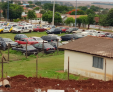 Segurança Pública e Polícia Militar limpam pátio de veículos de quartel, em Assis Chateaubriand