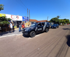 Em Cascavel, agentes do SOE homenageiam criança protetora dos animais e são homenageados pelo garoto