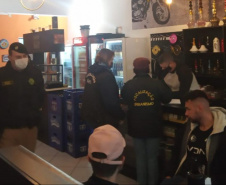 AIFU fecha três estabelecimentos comerciais em Curitiba e apreende 13 aparelhos de som no Litoral do estado