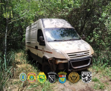 Em Guaíra, BPFron e PF apreendem cinco veículos e encontraram depósito de cigarros contrabandeados durante a Operação Hórus