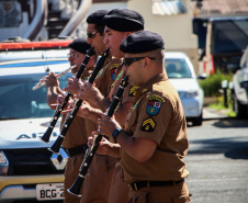 Banda de Música da PMPR faz apresentação para policiais que trabalham no administrativo no Quartel do Comando-Geral