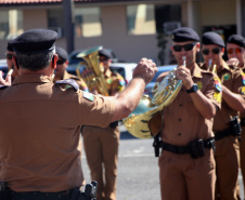 Banda de Música da PMPR faz apresentação para policiais que trabalham no administrativo no Quartel do Comando-Geral