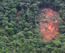 Secretário da Segurança Pública sobrevoa áreas afetadas pelas chuvas no litoral (PR)