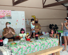 PM faz surpresa para criança aniversariante em Pontal do Paraná (PR), no Litoral