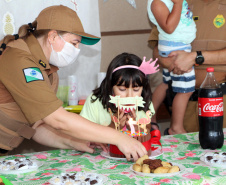 PM faz surpresa para criança aniversariante em Pontal do Paraná (PR), no Litoral