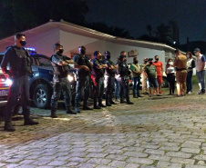 PM faz operação AIFU e fiscaliza comércios e trânsito em Paranaguá (PR)