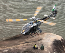 BPMOA socorre homem que caiu da Pedra da Baleia em Matinhos (PR) e vítima de acidente de trânsito em Palmeiras (PR)