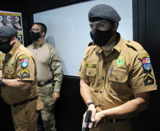 Policiais militares passam por instrução de tiro em caminhão de treinamento com simulador