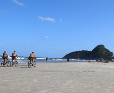 Patrulhamento com bicicletas aproxima policiais da população durante a temporada